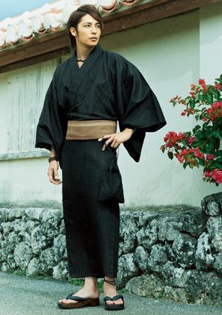 O belo ator Tamaki Hiroshi, muito sexy e elegante em seu Yukata